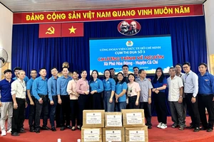 Cụm thi đua số 3 - Công đoàn Viên chức TP.HCM thăm, tặng quà các gia đình chính sách tại Củ Chi