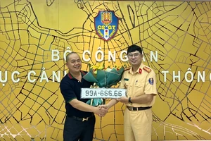 Có gì trên chiếc Mercedes được chủ nhân trúng đấu giá chọn để gắn biển ngũ quý 6?