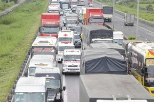 Mượn xe của người khác đi vào làn khẩn cấp, ai sẽ chịu phạt?