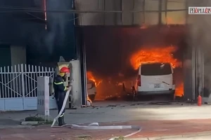 Cháy tiệm sửa xe ở Quảng Ninh: Ai phải bồi thường khi 5 ô tô bị thiêu rụi?