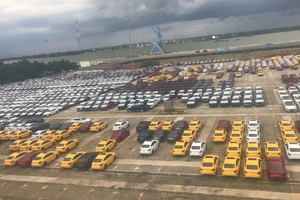 Ô tô con nhập khẩu ồ ạt về nước phục vụ người mua xe dịp cuối năm
