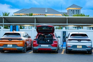 Chi phí rẻ, tính năng vượt trội xe xăng, ô tô điện đang tác động ra sao với người Việt?