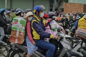 Đề xuất chở trẻ dưới 6 tuổi trên xe máy phải có dây đai an toàn hoặc ghế trẻ em