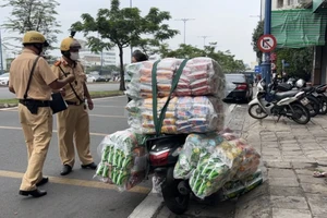 Đề xuất mới nhất của Bộ Công an về việc chở hàng trên xe máy