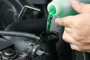 Nắng nóng, nước làm mát trên ô tô có bị bay hơi?