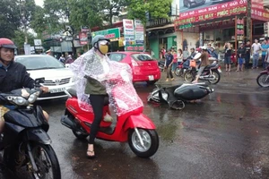 Có cần thay thế lốp xe máy để không bị trượt ngã do trời mưa?