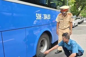 Tạm giữ xe buýt trong vụ tai nạn ở vòng xoay Lăng Cha Cả