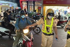 Bổ sung thêm trường hợp cho phép người đi xe máy được chở 3?