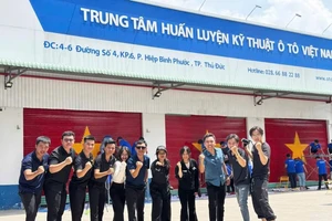 Trường dạy nghề ô tô tâm huyết vẽ lá cờ Tổ Quốc lên cửa