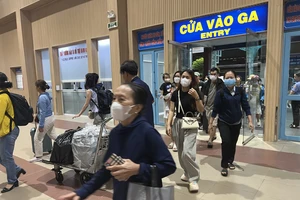 Người dân quay trở lại TP.HCM qua ga Sài Gòn