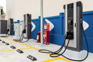 Mô hình trạm sạc nhượng quyền của tỉ phú Phạm Nhật Vượng đang gây xôn xao cộng đồng xe điện