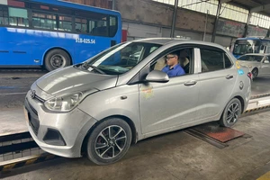 Kiểm định khí thải xe ô tô bằng cách 'đạp lút ga': Cần cải tiến và áp dụng linh hoạt