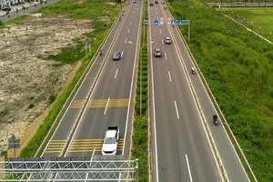 Buồn ngủ khi đi trên cao tốc và dừng ở làn dừng xe khẩn cấp để 'chợp mắt' có bị xử phạt?