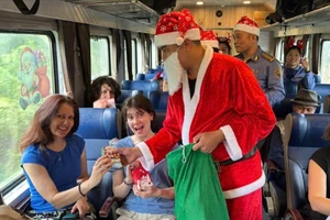 Hào hứng, bất ngờ khi được ông già Noel trao quà khi đi tàu hỏa