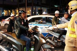 Sử dụng điện thoại khi lái xe máy để coi google Maps có bị xử phạt?