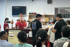 TP.HCM phải mượn phôi, tăng ca... để in giấy phép lái xe cho người dân