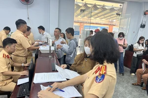 Ngày thứ 2 Công an TP.HCM cấp đổi bằng lái xe: Thủ tục nhanh gọn trong 20 phút