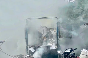 Xe chở phế liệu bốc cháy dữ dội khi đang chạy ở huyện Hóc Môn 