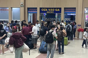 Ga Sài Gòn nhộn nhịp, người dân nghỉ lễ Giỗ tổ Hùng Vương