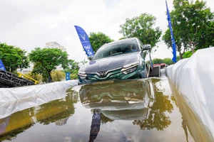 Lội nước, leo dốc, đọc biển báo: VinFast VF 8 khiến giới chuyên gia cũng phải gật gù