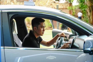 Người TP.HCM thích thú trải nghiệm VinFast VF 6 trong không gian xanh