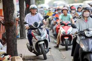 Chạy xe máy trên vỉa hè có thể bị phạt bao nhiêu tiền?