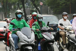 TP.HCM hạn chế xe xăng: Cần chính sách hỗ trợ tài xế, xây dựng trạm sạc