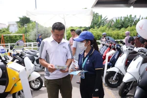 Người dân ba miền hào hứng mang xe máy xăng cũ đi đổi xe điện mới