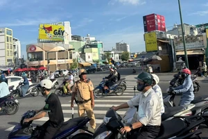 Công an TP.HCM hướng dẫn người dân lưu thông khi cầu Bình Triệu 1 cấm ô tô