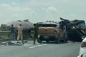 Hiểm họa từ xe tưới cây: Đã đến lúc dẹp bỏ cây xanh giữa cao tốc để đảm bảo an toàn?