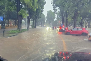 Đừng 'thử giới hạn' của ô tô qua vùng ngập nếu không muốn trả giá đắt