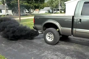 Chuyên gia chỉ ra ô tô có dấu hiệu bị 'bệnh' theo 5 loại màu sắc khói xe