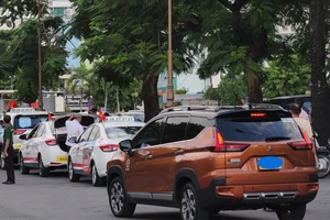 Ô tô biển vàng có được đổi qua biển số xe màu trắng khi đang vay ngân hàng?