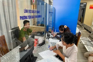 Hàng ngàn người dân đã được chuyển đổi qua giấy phép lái xe dạng thẻ PET