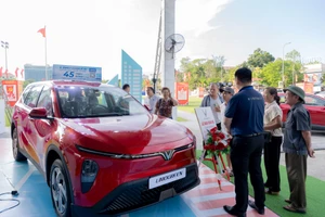 Tài xế dịch vụ 'xử đẹp' bài toán thu hồi vốn với xe Limo Green 