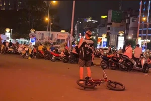 CSGT TP.HCM nói về hành vi 'bốc đầu' xe đạp để đi bằng một bánh 
