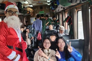 Hành khách trên tàu bất ngờ vì sự xuất hiện của ông già Noel