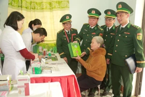 Khám, cấp thuốc miễn phí cho 700 người dân xã biên giới ở Hà Tĩnh