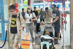 Người dân mang theo quà quê đổ về ga Sài Gòn sau kỳ nghỉ Tết