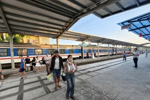 Sự cố sà lan va cầu Ghềnh, nhiều hành khách chọn quay về hoặc trung chuyển