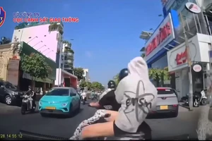 Ô tô va chạm với xe máy đi phía trước: Xe nào sai trong tình huống này?