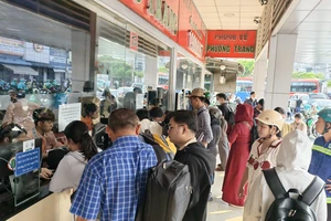 Dòng người hối hả ra bến xe, ga tàu đi nghỉ Lễ 30-4 và 1-5