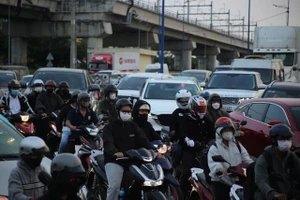 Cửa ngõ TP.HCM đông đúc người dân đi nghỉ lễ 