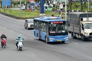 Xe buýt chạy theo nhu cầu: Giải pháp phá thế ngõ hẻm của TP.HCM