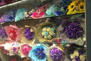 Ngày Valentine: Hoa hồng 'bất tử' lên ngôi 