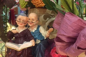 Ngày 8-3: Nở rộ xu hướng tặng quà 'ông bà tôi đánh đàn'