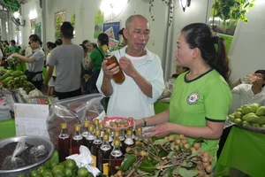 Biểu diễn nghệ thuật đường phố tại hội chợ hàng Việt 