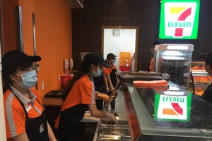 Tiết lộ bất ngờ về người bán xôi, gỏi...cho 7-Eleven