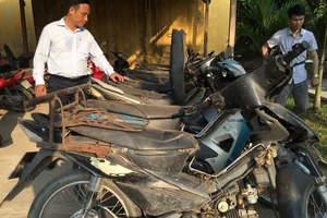 Xe chở thuốc lá lậu phóng bạt mạng, tông chết bé 