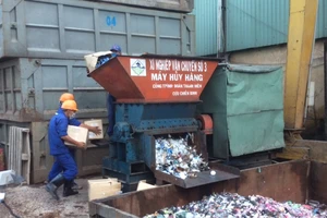 Tiêu hủy lô hàng mỹ phẩm hơn 20 tỉ đồng